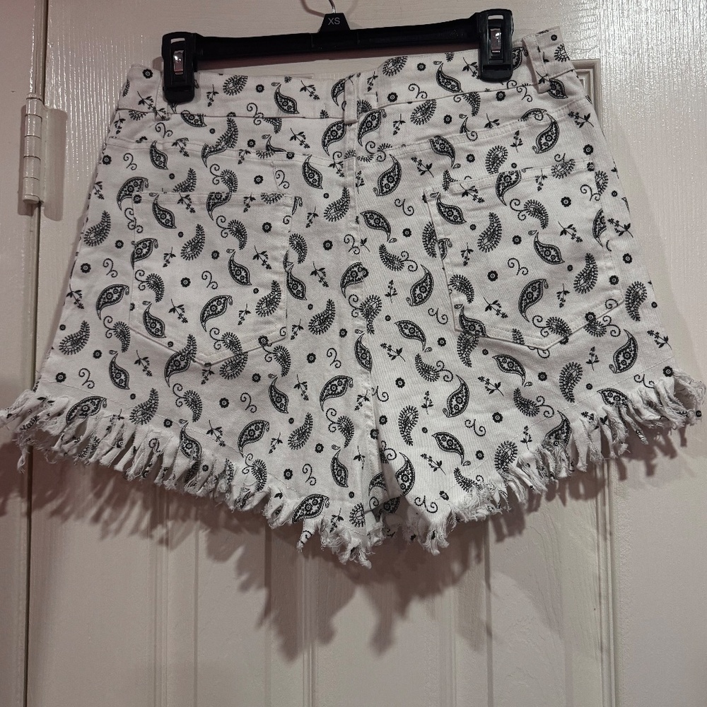 NEW KITTENISH SHORTS - Picture 5 of 5